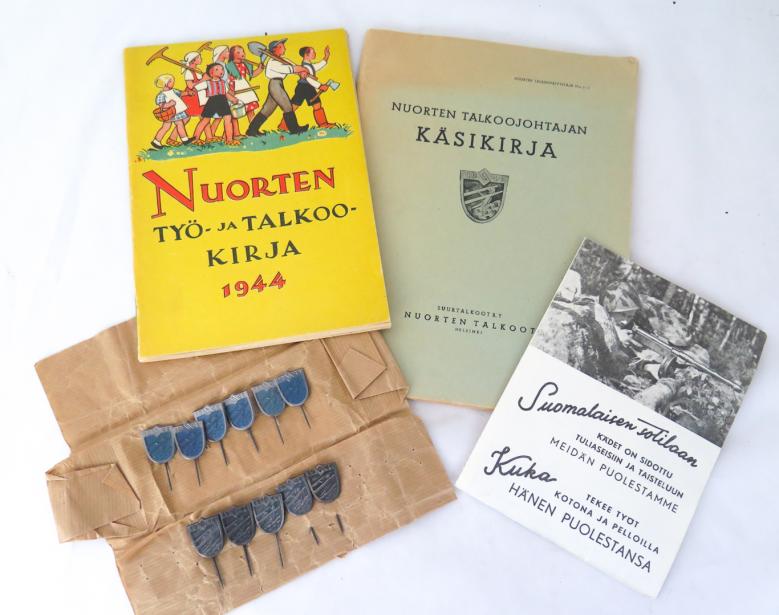 WW2 Finnish youth voluntary work pin and document set - Talkoosahra 1944