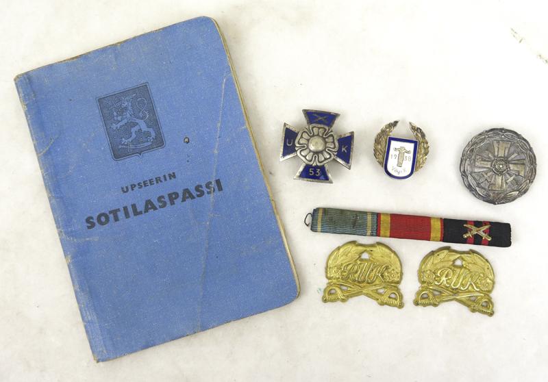 WW2 Finnish infantry officers badges and military passport - named set